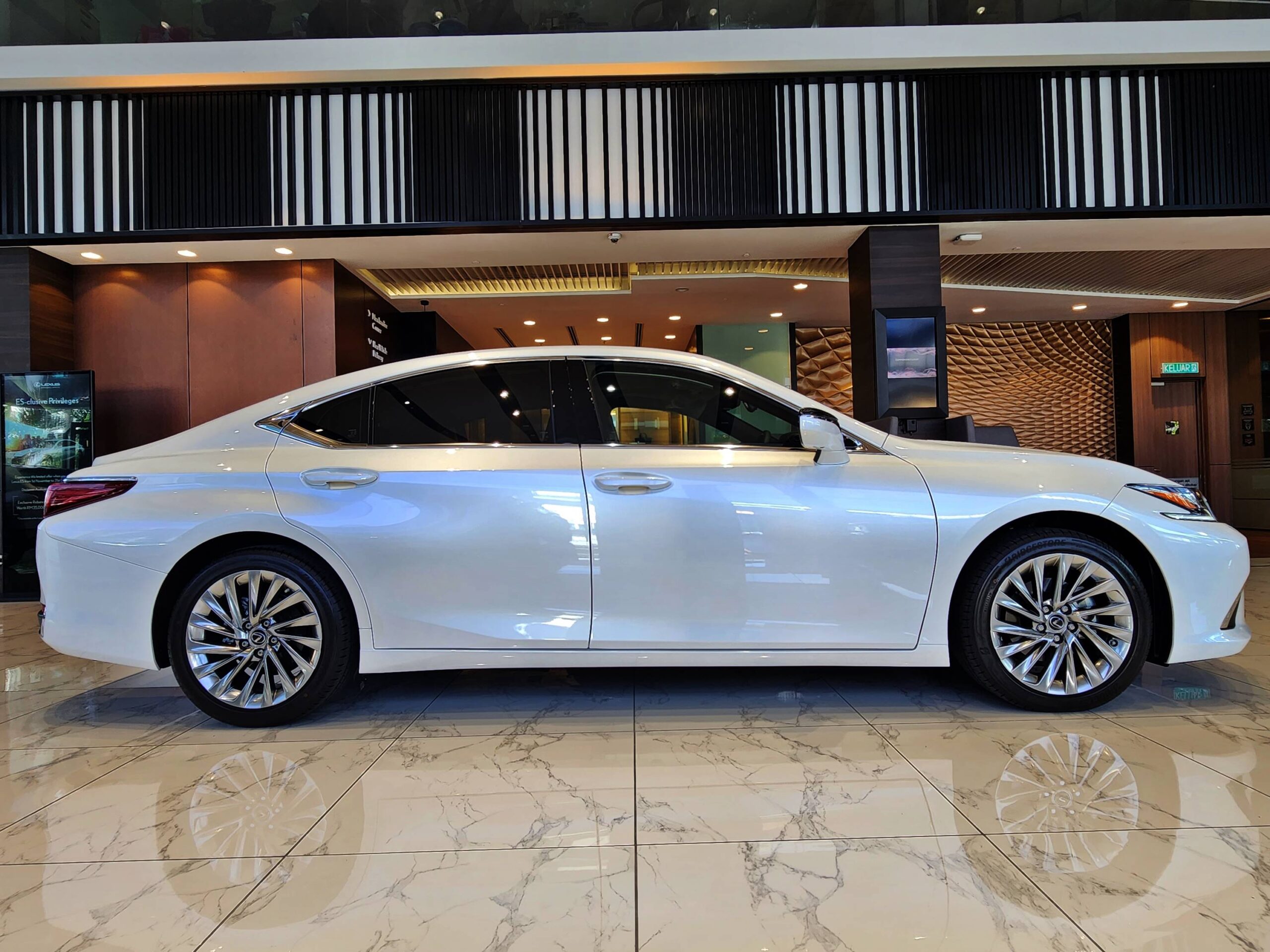 Lexus ES [2023]