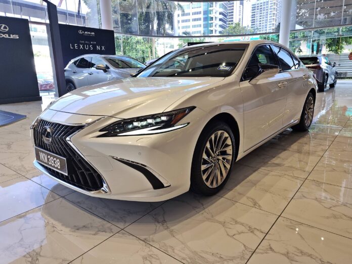 Lexus ES [2023]