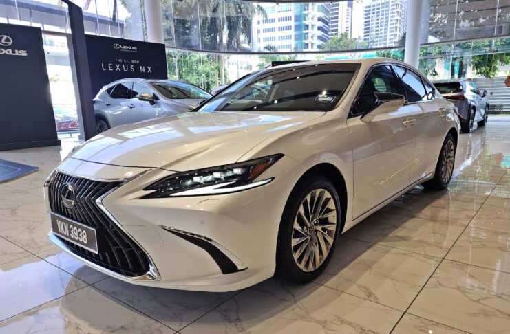 Lexus ES [2023]