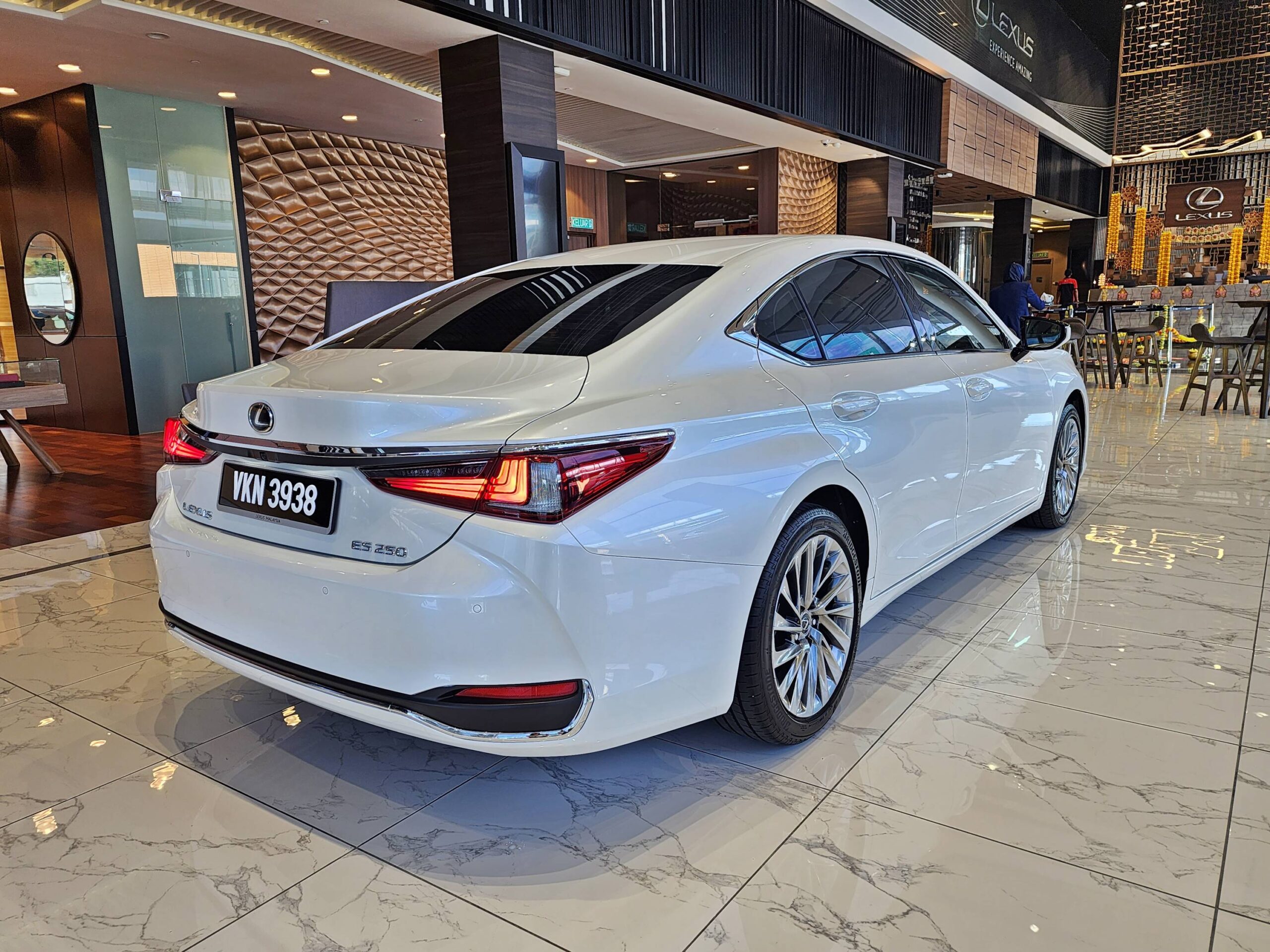 Lexus ES [2023]