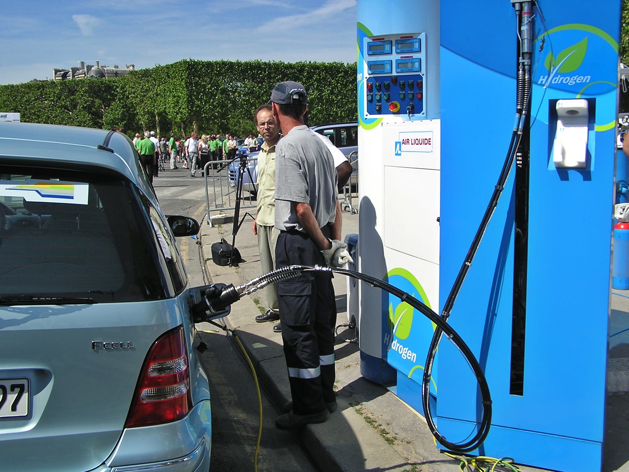 Hydrogen refuelling station