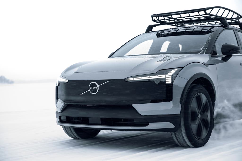 Volvo EX30 Cross Country EV [2025]